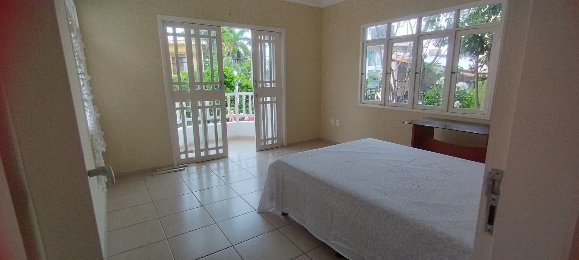 Quarto de casal com varanda, em casa de condomínio na praia - 2