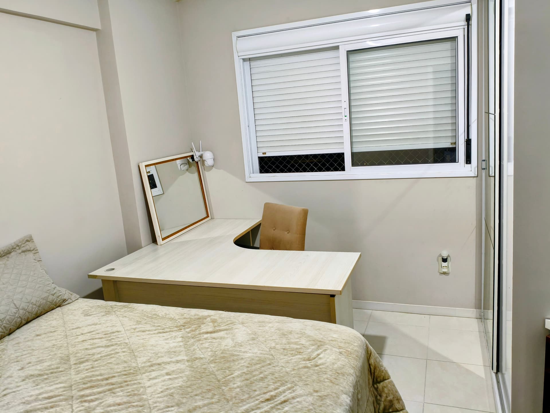 Amplo quarto mobiliado - andar alto - frente shopping - 2