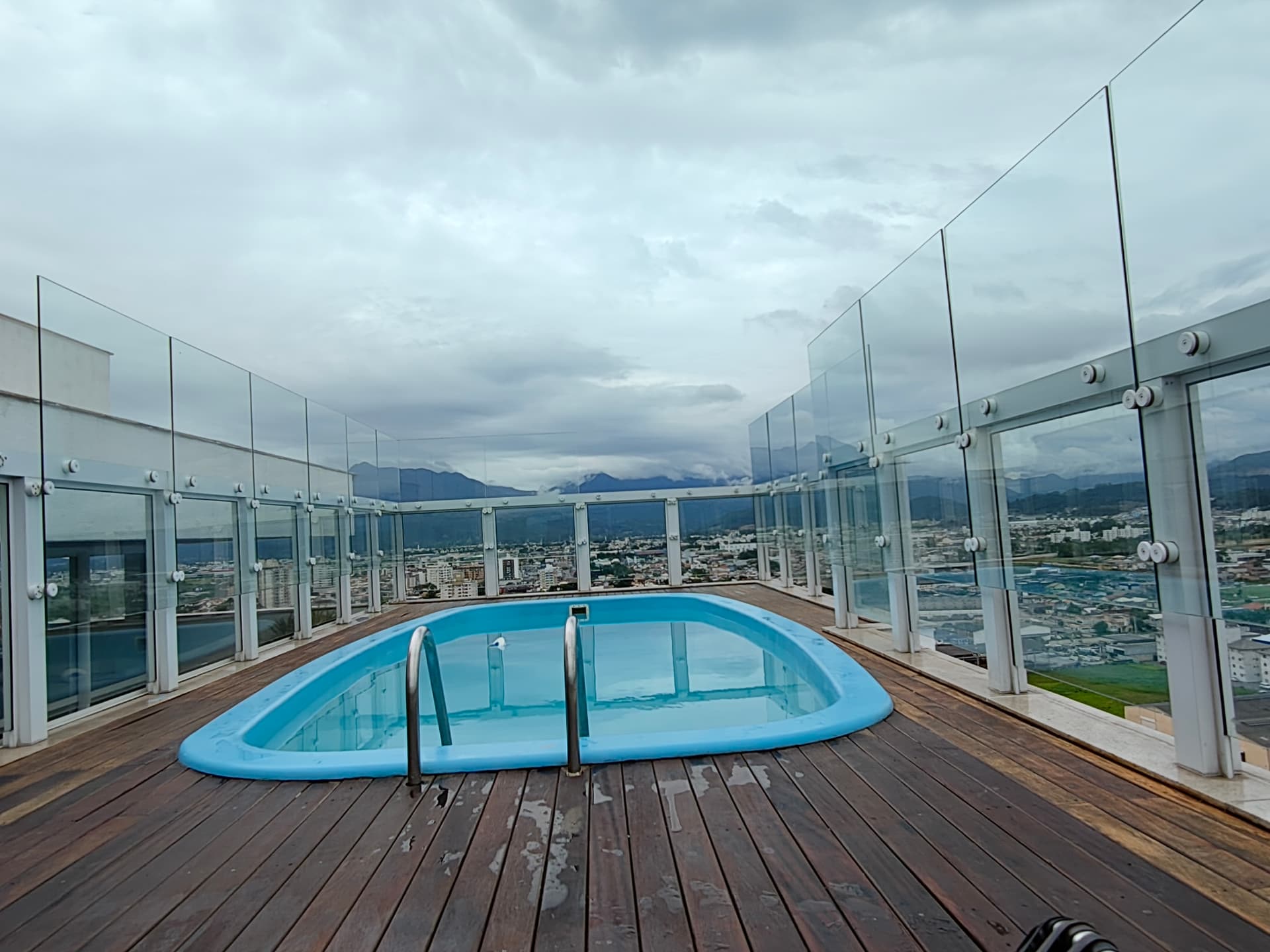 Amplo quarto mobiliado - andar alto - frente shopping - 4